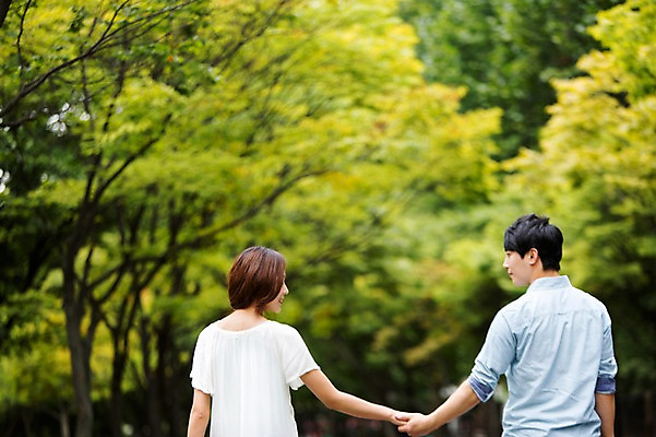 포토 JPG 주간 나무 커플 여자 남자 사람 동양인 상반신 20대 성인 야외 두명 뒷모습 아웃포커스 마주보기 손잡기 산책 한국인 즐거움 청년만 성인만 국내포토 자연요소 식물 감정 뷰포인트 관계 모션 휴식 촬영기법 인종 청년 파일형식