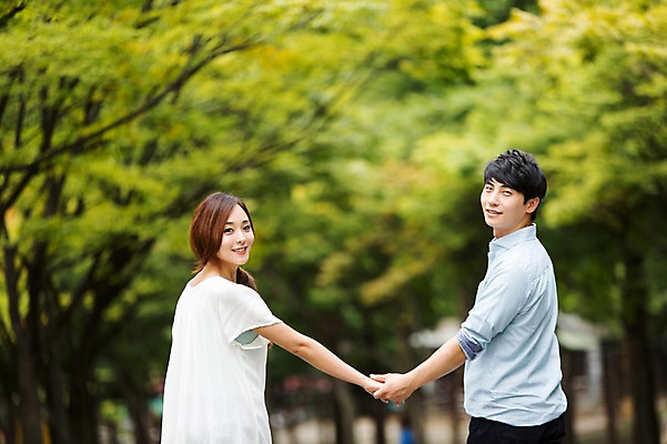 포토 JPG 주간 나무 커플 여자 남자 웃음 사람 동양인 상반신 20대 성인 야외 두명 아웃포커스 손잡기 산책 한국인 뒤돌아보기 즐거움 청년만 성인만 국내포토 자연요소 식물 감정 관계 모션 휴식 촬영기법 표정 인종 청년 파일형식