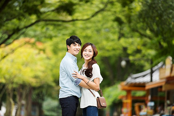 포토 JPG 주간 커플 여자 남자 포옹 서기 웃음 사람 동양인 상반신 20대 성인 야외 두명 옆모습 아웃포커스 산책 한국인 즐거움 청년만 성인만 국내포토 자연요소 감정 뷰포인트 관계 안기 모션 휴식 촬영기법 표정 인종 청년 파일형식