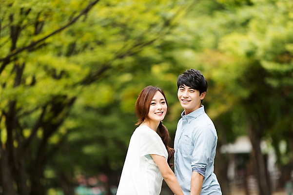 포토 JPG 주간 나무 커플 여자 남자 웃음 사람 동양인 상반신 20대 성인 야외 두명 옆모습 아웃포커스 산책 한국인 즐거움 청년만 성인만 국내포토 자연요소 식물 감정 뷰포인트 관계 휴식 촬영기법 표정 인종 청년 파일형식
