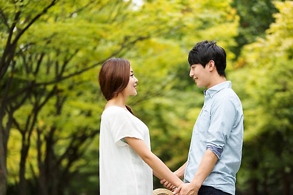 포토 JPG 주간 나무 커플 여자 남자 서기 웃음 사람 동양인 상반신 20대 성인 야외 두명 옆모습 아웃포커스 마주보기 손잡기 산책 한국인 즐거움 청년만 성인만 국내포토 자연요소 식물 감정 뷰포인트 관계 모션 휴식 촬영기법 표정 인종 청년 파일형식