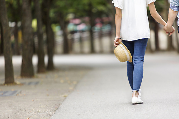 포토 JPG 주간 손 커플 여자 남자 서기 사람 야외 두명 뒷모습 아웃포커스 신체부위 손잡기 하반신 즐거움 국내포토 자연요소 감정 뷰포인트 관계 모션 촬영기법 파일형식