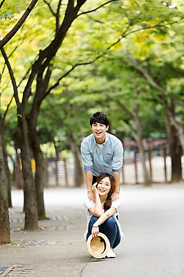 포토 JPG 주간 전신 나무 모자 커플 여자 남자 서기 웃음 들기 사람 앉기 동양인 상반신 20대 성인 야외 두명 앞모습 아웃포커스 산책 산책로 한국인 즐거움 청년만 성인만 국내포토 자연요소 식물 잡화 감정 길 뷰포인트 관계 모션 휴식 촬영기법 표정 인종 청년 파일형식