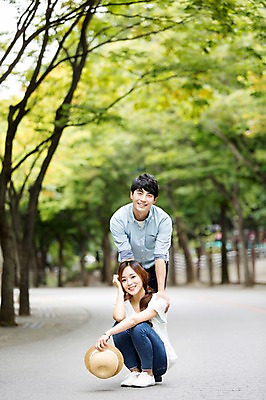 포토 JPG 주간 전신 나무 모자 커플 여자 남자 서기 웃음 들기 사람 앉기 동양인 상반신 20대 성인 야외 두명 앞모습 아웃포커스 산책 산책로 한국인 즐거움 청년만 성인만 국내포토 자연요소 식물 잡화 감정 길 뷰포인트 관계 모션 휴식 촬영기법 표정 인종 청년 파일형식