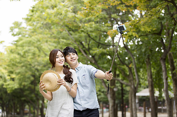 포토 JPG 주간 나무 모자 커플 여자 남자 서기 웃음 들기 사람 동양인 상반신 20대 성인 야외 두명 아웃포커스 사진촬영 산책로 한국인 셀프카메라 즐거움 셀카봉 청년만 성인만 국내포토 자연요소 식물 잡화 감정 길 관계 모션 촬영기법 표정 인종 청년 촬영 파일형식