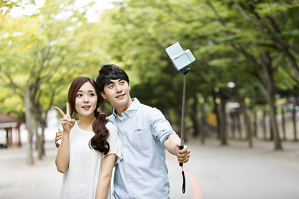 포토 JPG 주간 나무 커플 여자 남자 들기 사람 동양인 손짓 상반신 20대 성인 야외 두명 앞모습 아웃포커스 사진촬영 산책로 한국인 셀프카메라 즐거움 브이 셀카봉 청년만 성인만 국내포토 자연요소 식물 감정 길 뷰포인트 관계 모션 촬영기법 인종 청년 촬영 파일형식