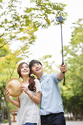 포토 JPG 주간 나무 모자 커플 여자 남자 서기 웃음 들기 사람 동양인 상반신 20대 성인 야외 두명 앞모습 아웃포커스 사진촬영 한국인 셀프카메라 즐거움 셀카봉 청년만 성인만 국내포토 자연요소 식물 잡화 감정 뷰포인트 관계 모션 촬영기법 표정 인종 청년 촬영 파일형식