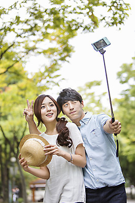 포토 JPG 주간 나무 모자 커플 여자 남자 윙크 서기 웃음 들기 사람 동양인 손짓 상반신 20대 성인 야외 두명 앞모습 아웃포커스 사진촬영 한국인 셀프카메라 즐거움 브이 셀카봉 청년만 성인만 국내포토 자연요소 식물 잡화 감정 뷰포인트 관계 모션 촬영기법 표정 인종 청년 촬영 파일형식