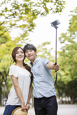 포토 JPG 주간 나무 커플 여자 남자 서기 웃음 들기 사람 동양인 상반신 20대 성인 야외 두명 아웃포커스 사진촬영 한국인 셀프카메라 즐거움 셀카봉 청년만 성인만 국내포토 자연요소 식물 감정 관계 모션 촬영기법 표정 인종 청년 촬영 파일형식