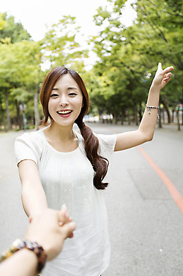 포토 JPG 주간 나무 손 여자 웃음 사람 동양인 손짓 상반신 20대 성인 야외 두명 앞모습 아웃포커스 신체부위 손잡기 산책 산책로 한국인 가리킴 즐거움 청년만 성인만 국내포토 자연요소 식물 감정 길 뷰포인트 모션 휴식 촬영기법 표정 인종 청년 파일형식