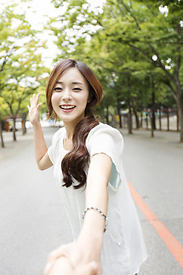 포토 JPG 주간 나무 손 여자 웃음 사람 동양인 손짓 상반신 20대 성인 야외 두명 아웃포커스 신체부위 손잡기 산책 산책로 한국인 즐거움 청년만 성인만 국내포토 자연요소 식물 감정 길 모션 휴식 촬영기법 표정 인종 청년 파일형식