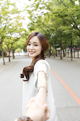 포토 JPG 주간 나무 손 여자 웃음 사람 동양인 상반신 20대 성인 야외 두명 옆모습 아웃포커스 신체부위 손잡기 산책 산책로 한국인 즐거움 청년만 성인만 국내포토 자연요소 식물 감정 길 뷰포인트 모션 휴식 촬영기법 표정 인종 청년 파일형식