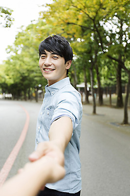 포토 JPG 주간 나무 손 남자 웃음 사람 동양인 상반신 20대 성인 야외 두명 옆모습 아웃포커스 신체부위 손잡기 산책 산책로 한국인 즐거움 청년만 성인만 국내포토 자연요소 식물 감정 길 뷰포인트 모션 휴식 촬영기법 표정 인종 청년 파일형식