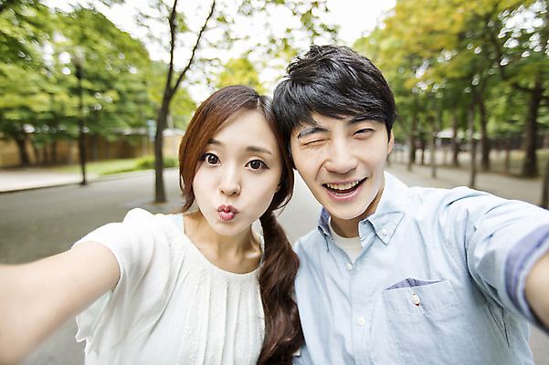 포토 JPG 주간 나무 커플 여자 남자 표정 윙크 웃음 사람 동양인 상반신 20대 성인 야외 두명 앞모습 아웃포커스 산책로 한국인 셀프카메라 즐거움 청년만 성인만 국내포토 자연요소 식물 감정 길 뷰포인트 관계 촬영기법 인종 청년 사진촬영 파일형식