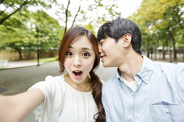 포토 JPG 주간 나무 커플 여자 남자 표정 웃음 사람 동양인 상반신 20대 성인 야외 두명 앞모습 아웃포커스 놀람 산책로 한국인 셀프카메라 즐거움 청년만 성인만 국내포토 자연요소 식물 감정 길 뷰포인트 관계 촬영기법 인종 청년 사진촬영 파일형식