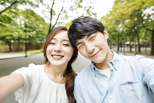 포토 JPG 주간 나무 커플 여자 남자 표정 웃음 사람 동양인 상반신 20대 성인 야외 두명 앞모습 아웃포커스 산책로 한국인 셀프카메라 즐거움 청년만 성인만 국내포토 자연요소 식물 감정 길 뷰포인트 관계 촬영기법 인종 청년 사진촬영 파일형식