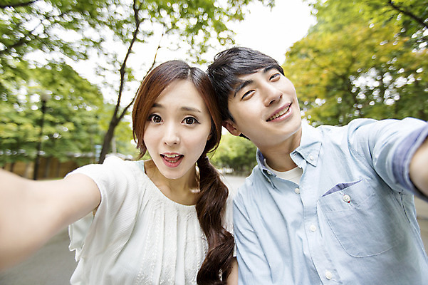 포토 JPG 주간 커플 여자 남자 표정 웃음 사람 동양인 상반신 20대 성인 야외 두명 앞모습 아웃포커스 한국인 셀프카메라 즐거움 청년만 성인만 국내포토 자연요소 감정 뷰포인트 관계 촬영기법 인종 청년 사진촬영 파일형식