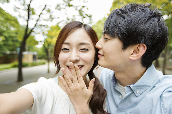 포토 JPG 주간 커플 여자 남자 표정 웃음 사람 동양인 손짓 상반신 20대 성인 야외 두명 앞모습 아웃포커스 한국인 셀프카메라 즐거움 입가림 청년만 성인만 국내포토 자연요소 감정 뷰포인트 관계 모션 촬영기법 인종 청년 사진촬영 가림 파일형식