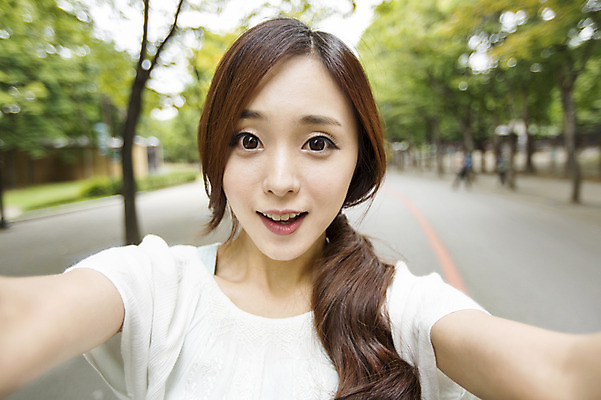포토 JPG 주간 여자 표정 한명 웃음 사람 동양인 상반신 20대 성인 야외 앞모습 아웃포커스 산책로 한국인 셀프카메라 즐거움 여자만 여자한명만 성인여자만 청년만 청년여자만 성인한명만 청년여자한명만 성인여자한명만 성인만 국내포토 자연요소 1 감정 길 뷰포인트 촬영기법 인종 청년 사진촬영 파일형식