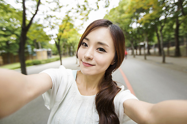 포토 JPG 주간 여자 표정 한명 웃음 사람 동양인 상반신 20대 성인 야외 앞모습 아웃포커스 산책로 한국인 셀프카메라 즐거움 여자만 여자한명만 성인여자만 청년만 청년여자만 성인한명만 청년여자한명만 성인여자한명만 성인만 국내포토 자연요소 1 감정 길 뷰포인트 촬영기법 인종 청년 사진촬영 파일형식