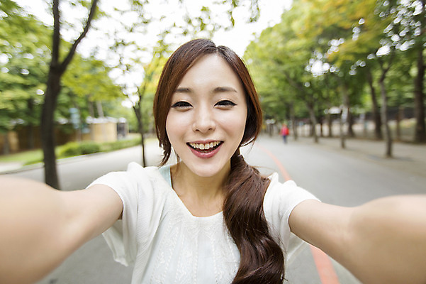 포토 JPG 주간 여자 표정 한명 웃음 사람 동양인 상반신 20대 성인 야외 앞모습 아웃포커스 산책로 한국인 셀프카메라 즐거움 여자만 여자한명만 성인여자만 청년만 청년여자만 성인한명만 청년여자한명만 성인여자한명만 성인만 국내포토 자연요소 1 감정 길 뷰포인트 촬영기법 인종 청년 사진촬영 파일형식