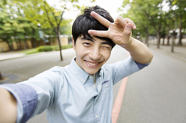 포토 JPG 주간 남자 표정 한명 웃음 사람 동양인 손짓 상반신 20대 성인 야외 앞모습 아웃포커스 산책로 한국인 셀프카메라 즐거움 브이 남자만 남자한명만 성인남자만 청년만 청년남자만 청년남자한명만 성인한명만 성인남자한명만 성인만 국내포토 자연요소 1 감정 길 뷰포인트 모션 촬영기법 인종 청년 사진촬영 파일형식