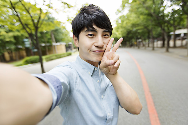 포토 JPG 주간 남자 표정 한명 사람 동양인 손짓 상반신 20대 성인 야외 앞모습 아웃포커스 산책로 한국인 셀프카메라 즐거움 브이 남자만 남자한명만 성인남자만 청년만 청년남자만 청년남자한명만 성인한명만 성인남자한명만 성인만 국내포토 자연요소 1 감정 길 뷰포인트 모션 촬영기법 인종 청년 사진촬영 파일형식