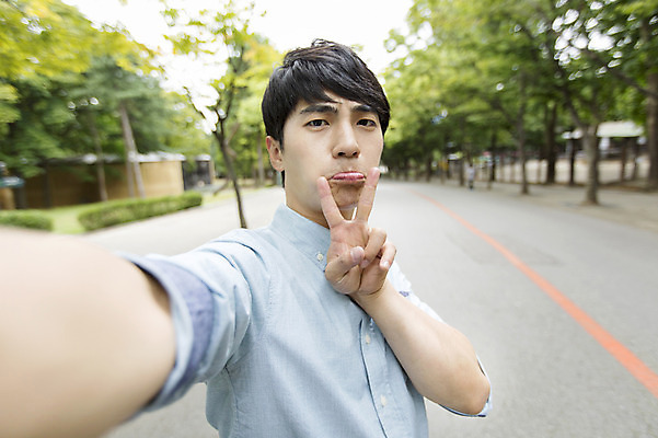 포토 JPG 주간 남자 표정 한명 사람 동양인 손짓 상반신 20대 성인 야외 앞모습 아웃포커스 산책로 한국인 셀프카메라 즐거움 브이 남자만 남자한명만 성인남자만 청년만 청년남자만 청년남자한명만 성인한명만 성인남자한명만 성인만 국내포토 자연요소 1 감정 길 뷰포인트 모션 촬영기법 인종 청년 사진촬영 파일형식
