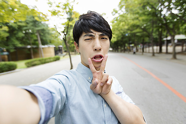 포토 JPG 주간 남자 표정 한명 사람 동양인 손짓 상반신 20대 성인 야외 앞모습 아웃포커스 산책로 한국인 셀프카메라 즐거움 브이 남자만 남자한명만 성인남자만 청년만 청년남자만 청년남자한명만 성인한명만 성인남자한명만 성인만 국내포토 자연요소 1 감정 길 뷰포인트 모션 촬영기법 인종 청년 사진촬영 파일형식