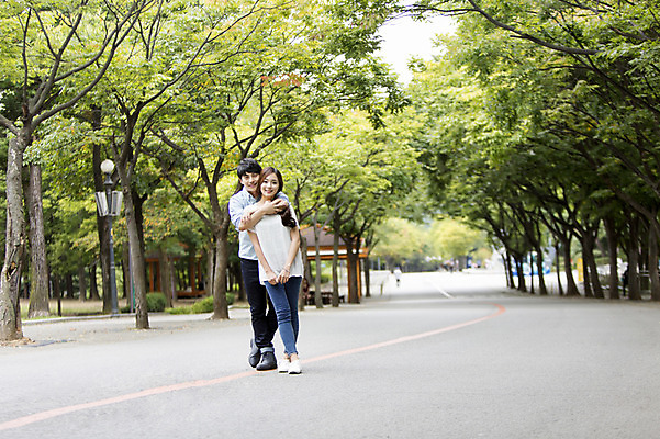 포토 JPG 주간 전신 나무 커플 여자 남자 포옹 서기 웃음 사람 동양인 20대 성인 야외 두명 앞모습 산책 산책로 한국인 즐거움 백허그 청년만 성인만 국내포토 자연요소 식물 감정 길 뷰포인트 관계 안기 모션 휴식 표정 인종 청년 파일형식