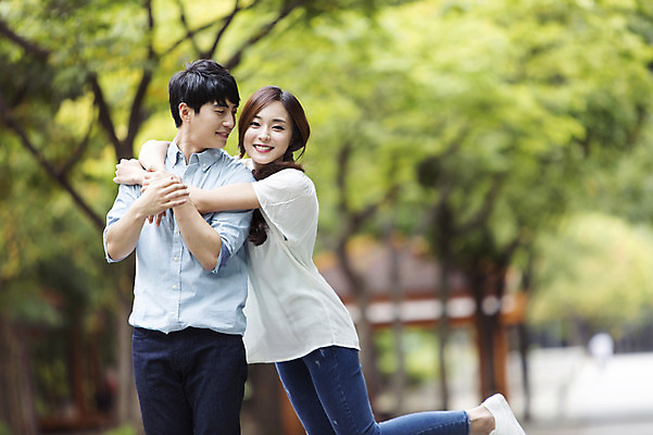 포토 JPG 주간 커플 여자 남자 포옹 서기 웃음 사람 동양인 상반신 20대 성인 야외 두명 앞모습 옆모습 아웃포커스 한국인 즐거움 백허그 청년만 성인만 국내포토 자연요소 감정 뷰포인트 관계 안기 모션 촬영기법 표정 인종 청년 파일형식