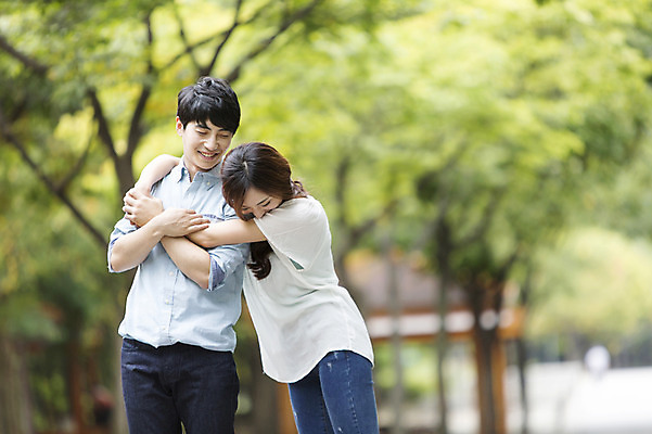 포토 JPG 주간 커플 여자 남자 포옹 서기 웃음 사람 동양인 상반신 20대 성인 야외 두명 앞모습 옆모습 아웃포커스 산책 한국인 즐거움 백허그 청년만 성인만 국내포토 자연요소 감정 뷰포인트 관계 안기 모션 휴식 촬영기법 표정 인종 청년 파일형식