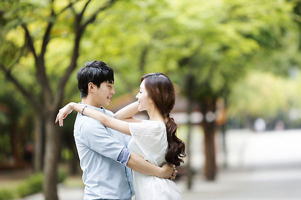 포토 JPG 주간 커플 여자 남자 포옹 사람 동양인 상반신 20대 성인 야외 두명 옆모습 아웃포커스 마주보기 한국인 즐거움 청년만 성인만 국내포토 자연요소 감정 뷰포인트 관계 안기 모션 촬영기법 인종 청년 파일형식