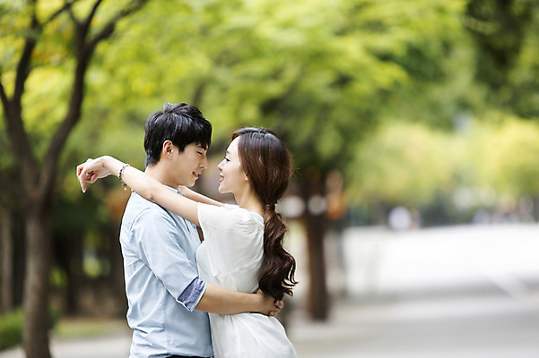 포토 JPG 주간 커플 여자 남자 포옹 사람 동양인 상반신 20대 성인 야외 두명 옆모습 아웃포커스 마주보기 한국인 즐거움 청년만 성인만 국내포토 자연요소 감정 뷰포인트 관계 안기 모션 촬영기법 인종 청년 파일형식