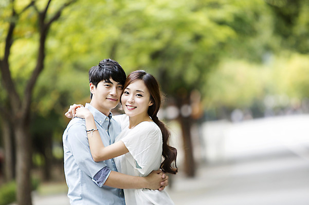 포토 JPG 주간 커플 여자 남자 포옹 웃음 사람 동양인 상반신 20대 성인 야외 두명 옆모습 아웃포커스 한국인 즐거움 청년만 성인만 국내포토 자연요소 감정 뷰포인트 관계 안기 촬영기법 표정 인종 청년 파일형식