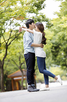 포토 JPG 주간 전신 커플 여자 남자 포옹 키스 서기 사람 동양인 20대 성인 야외 두명 옆모습 아웃포커스 한국인 즐거움 청년만 성인만 국내포토 자연요소 감정 뷰포인트 관계 안기 모션 촬영기법 인종 청년 애정표현 파일형식