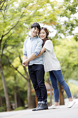 포토 JPG 주간 전신 커플 여자 남자 포옹 서기 웃음 사람 동양인 20대 성인 야외 두명 옆모습 아웃포커스 한국인 즐거움 백허그 청년만 성인만 국내포토 자연요소 감정 뷰포인트 관계 안기 모션 촬영기법 표정 인종 청년 파일형식