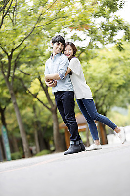 포토 JPG 주간 전신 커플 여자 남자 포옹 서기 웃음 사람 동양인 20대 성인 야외 두명 옆모습 아웃포커스 한국인 즐거움 백허그 청년만 성인만 국내포토 자연요소 감정 뷰포인트 관계 안기 모션 촬영기법 표정 인종 청년 파일형식
