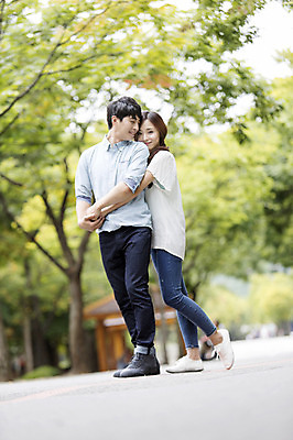 포토 JPG 주간 전신 커플 여자 남자 포옹 서기 웃음 사람 동양인 20대 성인 야외 두명 옆모습 아웃포커스 한국인 즐거움 백허그 청년만 성인만 국내포토 자연요소 감정 뷰포인트 관계 안기 모션 촬영기법 표정 인종 청년 파일형식