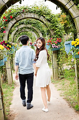 포토 JPG 주간 전신 식물 커플 여자 남자 꽃 서기 웃음 사람 동양인 20대 성인 야외 두명 뒷모습 걷기 한국인 뒤돌아보기 아치 식물원 청년만 성인만 국내포토 자연요소 뷰포인트 관계 모션 표정 인종 청년 파일형식