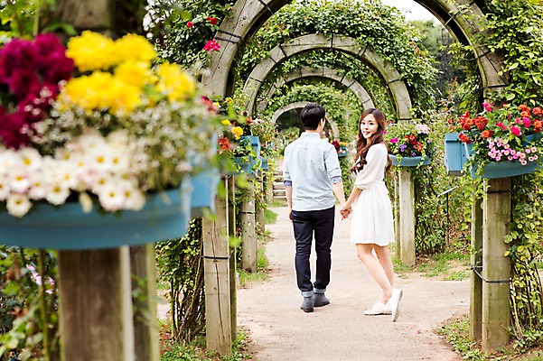 포토 JPG 주간 전신 식물 커플 여자 남자 꽃 서기 사람 동양인 20대 성인 야외 두명 뒷모습 걷기 손잡기 한국인 뒤돌아보기 아치 식물원 청년만 성인만 국내포토 자연요소 뷰포인트 관계 모션 인종 청년 파일형식