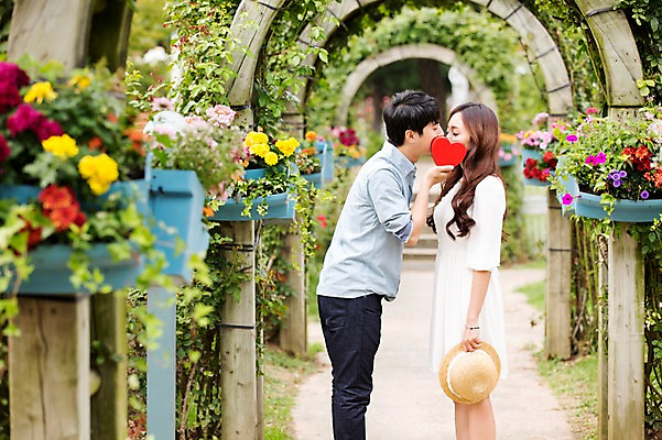 포토 JPG 주간 식물 모자 커플 여자 남자 꽃 키스 서기 들기 사람 동양인 상반신 20대 성인 야외 두명 옆모습 마주보기 눈감음 한국인 하트 아치 식물원 입가림 청년만 성인만 국내포토 자연요소 모양 잡화 뷰포인트 관계 모션 인종 청년 가림 애정표현 파일형식