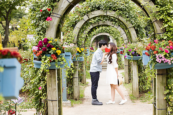 포토 JPG 주간 전신 식물 모자 커플 여자 남자 꽃 키스 서기 들기 사람 동양인 20대 성인 야외 두명 옆모습 마주보기 눈감음 한국인 하트 아치 식물원 입가림 청년만 성인만 국내포토 자연요소 모양 잡화 뷰포인트 관계 모션 인종 청년 가림 애정표현 파일형식