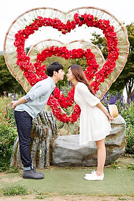 포토 JPG 주간 전신 식물 모자 커플 여자 남자 꽃 키스 숙이기 허리숙이기 서기 들기 사람 동양인 20대 성인 야외 두명 옆모습 장미 마주보기 눈감음 한국인 하트 뒷짐 식물원 청년만 성인만 국내포토 자연요소 모양 잡화 뷰포인트 포즈 관계 모션 인종 청년 애정표현 파일형식