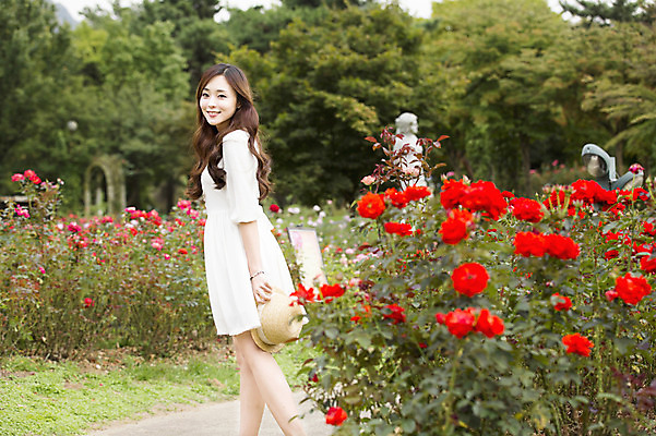 포토 JPG 주간 식물 모자 여자 꽃 꽃밭 한명 서기 웃음 들기 사람 동양인 상반신 20대 성인 야외 옆모습 아웃포커스 산책 한국인 여자만 여자한명만 성인여자만 청년만 청년여자만 성인한명만 청년여자한명만 성인여자한명만 성인만 국내포토 자연요소 1 잡화 뷰포인트 모션 휴식 촬영기법 표정 인종 청년 파일형식