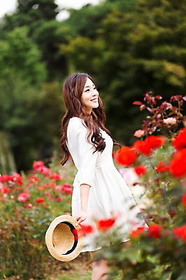 포토 JPG 주간 식물 모자 원피스 여자 꽃 꽃밭 한명 서기 웃음 들기 사람 동양인 상반신 20대 성인 야외 옆모습 아웃포커스 산책 한국인 여자만 여자한명만 성인여자만 청년만 청년여자만 성인한명만 청년여자한명만 성인여자한명만 성인만 국내포토 자연요소 1 잡화 옷 뷰포인트 모션 휴식 촬영기법 표정 인종 청년 파일형식
