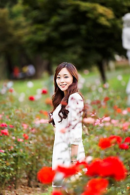 포토 JPG 주간 식물 여자 꽃 꽃밭 한명 서기 웃음 사람 동양인 상반신 20대 성인 야외 옆모습 아웃포커스 산책 한국인 여자만 여자한명만 성인여자만 청년만 청년여자만 성인한명만 청년여자한명만 성인여자한명만 성인만 국내포토 자연요소 1 뷰포인트 모션 휴식 촬영기법 표정 인종 청년 파일형식