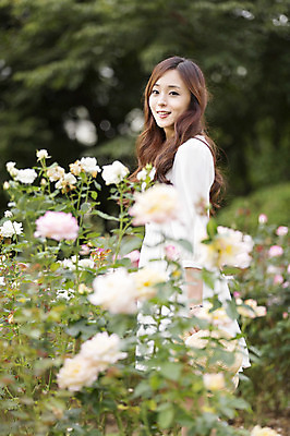 포토 JPG 주간 식물 여자 꽃 꽃밭 한명 웃음 사람 동양인 상반신 20대 성인 야외 옆모습 아웃포커스 산책 한국인 여자만 여자한명만 성인여자만 청년만 청년여자만 성인한명만 청년여자한명만 성인여자한명만 성인만 국내포토 자연요소 1 뷰포인트 휴식 촬영기법 표정 인종 청년 파일형식