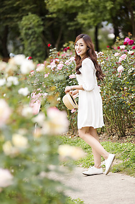 포토 JPG 주간 전신 식물 모자 원피스 여자 꽃 꽃밭 한명 서기 웃음 들기 사람 동양인 20대 성인 야외 옆모습 아웃포커스 산책 한국인 여자만 여자한명만 성인여자만 청년만 청년여자만 성인한명만 청년여자한명만 성인여자한명만 성인만 국내포토 자연요소 1 잡화 옷 뷰포인트 모션 휴식 촬영기법 표정 인종 청년 파일형식