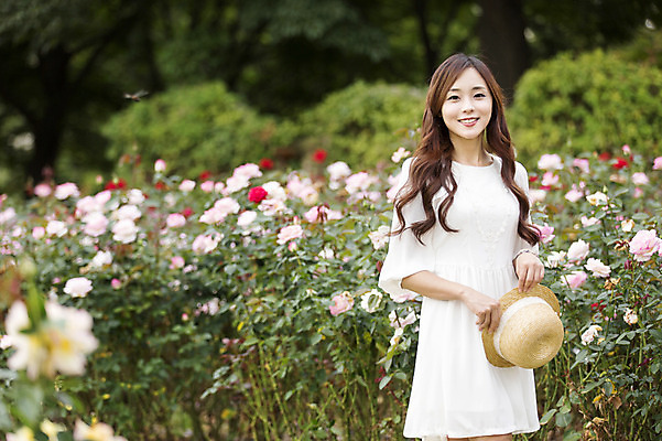 포토 JPG 주간 식물 모자 원피스 여자 꽃 꽃밭 한명 서기 웃음 들기 사람 동양인 상반신 20대 성인 야외 아웃포커스 산책 한국인 여자만 여자한명만 성인여자만 청년만 청년여자만 성인한명만 청년여자한명만 성인여자한명만 성인만 국내포토 자연요소 1 잡화 옷 모션 휴식 촬영기법 표정 인종 청년 파일형식